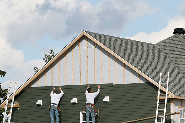 Professional Siding technician working in Glenwood, IL